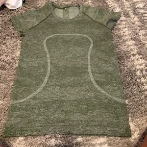 Lululemon tshirt